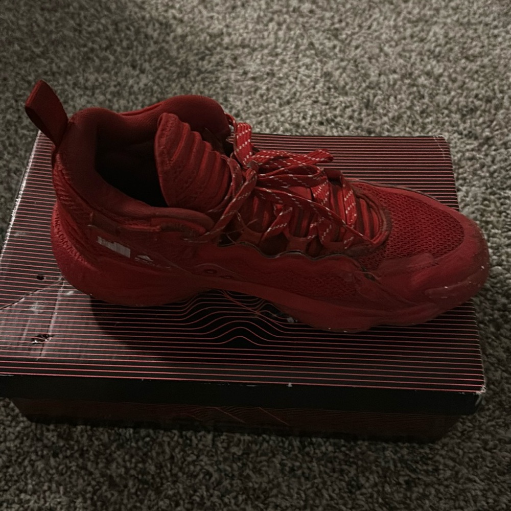 Basketball shoes